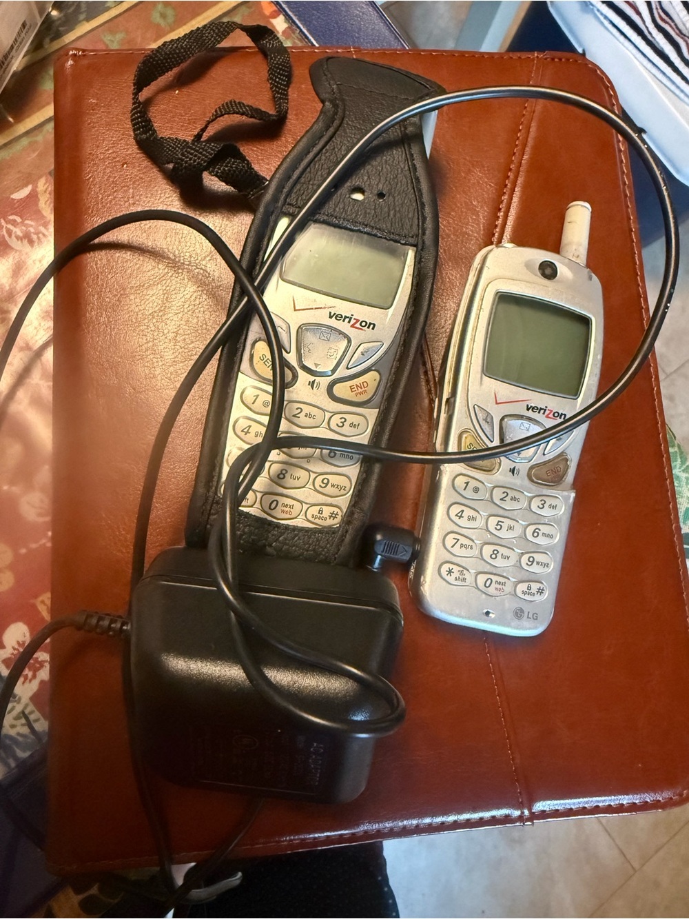 LG Silver and Black Verizon Flip-Style Duo with Charger. Vintage